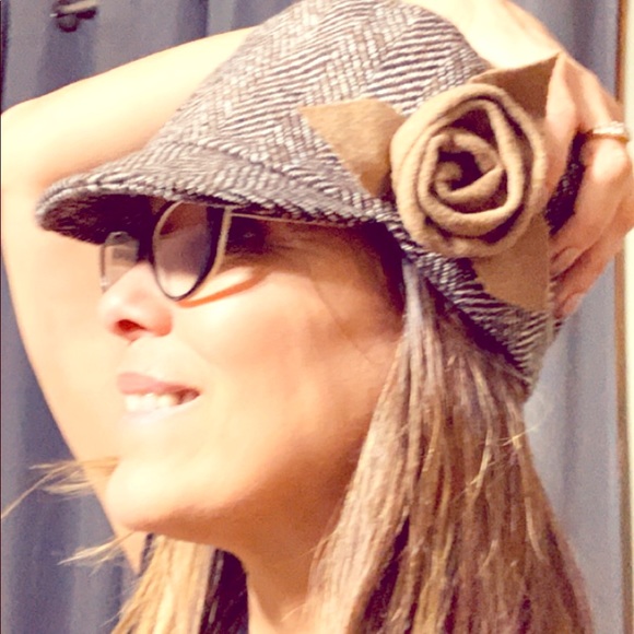 Accessories - Brown cap w/ flower